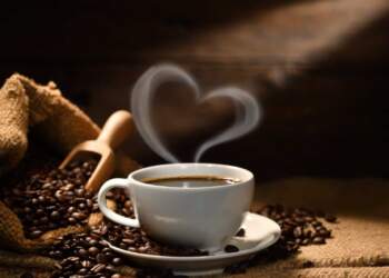 Një kafe në mëngjes nuk mjafton? Studimi zbulon se çfarë të ndihmon realisht të zgjohesh