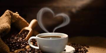 Një kafe në mëngjes nuk mjafton? Studimi zbulon se çfarë të ndihmon realisht të zgjohesh