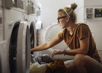 Studim: Gratë që bëjnë më shumë punë shtëpie kanë më pak interes për marrëdhënie intime