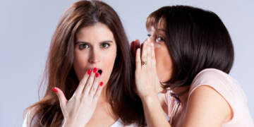 Studimi që do të të pëlqejë: Thashethemet përmirësojnë shëndetin mendor të grave!