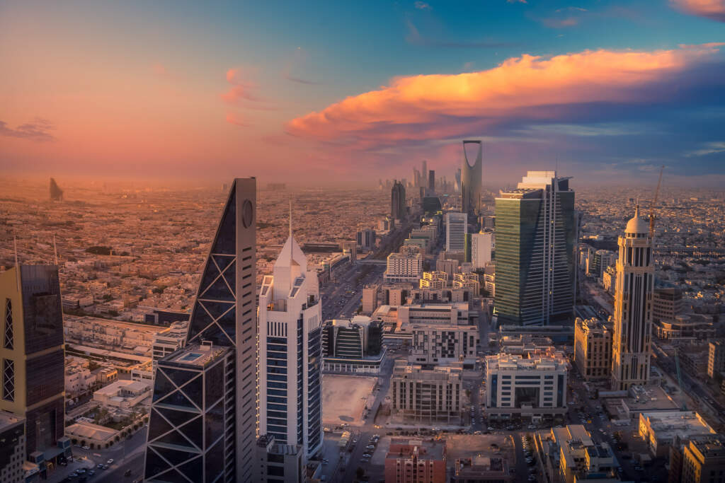 Arabia Saudite nis sistem të ri për klasifikimin e të huajve në tregun e punës, ja çfarë parashikohet
