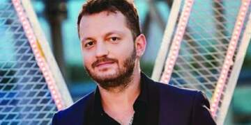 “Mirë se erdhe”/ Renis Gjoka bëhet baba për herë të tretë, ndan foton e të porsalindurit