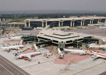 Tragjedi në pistë: Një burrë humb jetën pasi përplaset me motorin e një avioni në Milano