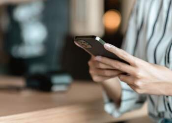 Gratë në Shqipëri kanë telefona më të shtrenjtë se burrat, por më pak aparate në total