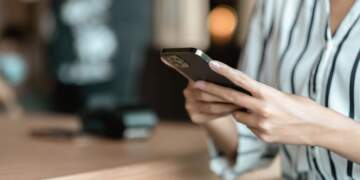 Gratë në Shqipëri kanë telefona më të shtrenjtë se burrat, por më pak aparate në total