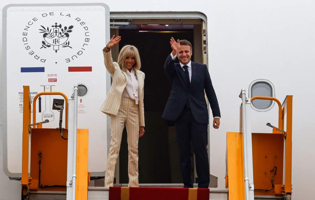 Video/ I ofroi ndihmë, Emmanuel Macron injorohet nga gruaja e tij Brigitte