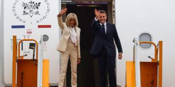 Video/ I ofroi ndihmë, Emmanuel Macron injorohet nga gruaja e tij Brigitte