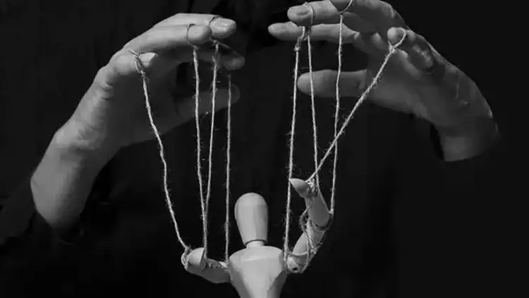 Tri shenjat e horoskopit që luajnë “viktimën” edhe kur kanë faj