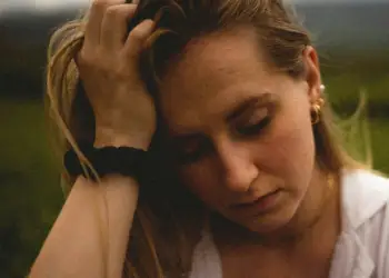 COVID-19 bëri që truri ynë të plaket më shpejt?