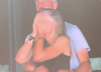 Përqafimi me vartësen në koncertin e Coldplay, Andy Byron pezullohet nga detyra