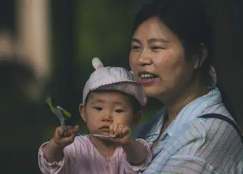 Kina “paguan për të lindur”! Shteti shpërblen familjet me fëmijë