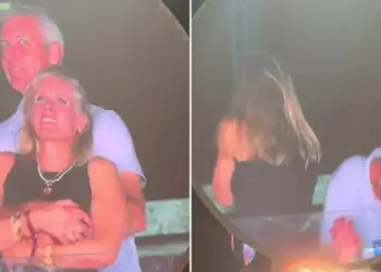 U kap duke përqafuar CEO-n e Coldplay në koncert, drejtoresha mbetet ende në kompani