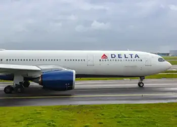 Turbulencë e fortë në fluturimin e Deltës, 25 pasagjerë përfundojnë në spital