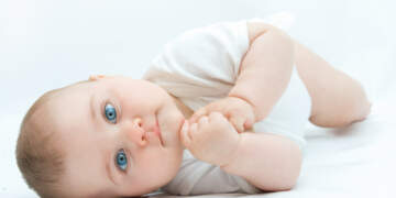 Foshnja preket nga hormonet: Xheli i të atit me testosteron i shkakton ndryshime gjenitale