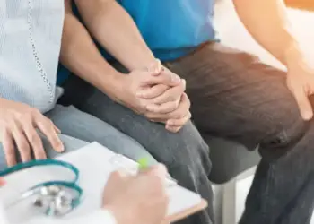 Mrekullia e teknologjisë: Çifti bëhet me fëmijë pas 18 vitesh falë inteligjencës artificiale