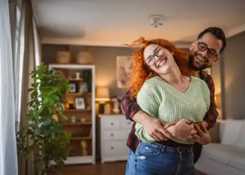 Dy ditët kur çiftet janë më të lumtura! Shkenca ka zbuluar se kur lulëzojnë marrëdhëniet