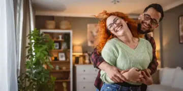 Dy ditët kur çiftet janë më të lumtura! Shkenca ka zbuluar se kur lulëzojnë marrëdhëniet