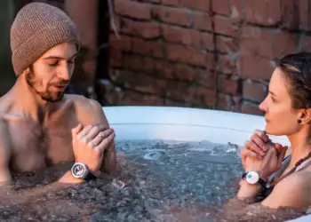 Zhytja në akull: Çfarë mund të na bëjë një banjë me akull në 5°C