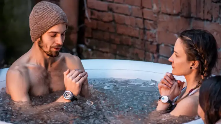 Zhytja në akull: Çfarë mund të na bëjë një banjë me akull në 5°C