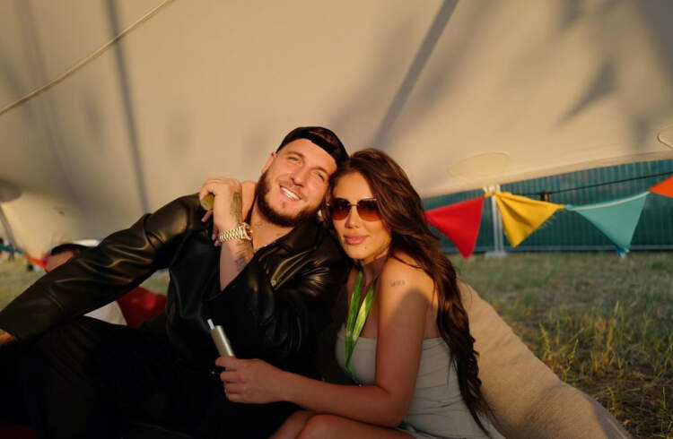 Lotina dhe Mozzik ndajnë momente të ëmbla me “foshnjën” e tyre