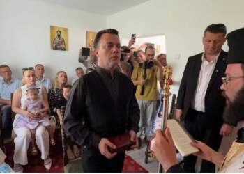 Laert Vasili dekorohet me titullin “Kalorës” në Kishën Ortodokse Autoqefale të Kosovës