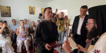 Laert Vasili dekorohet me titullin “Kalorës” në Kishën Ortodokse Autoqefale të Kosovës