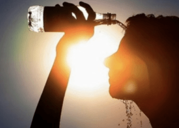 Mjekët tregojnë se çfarë duhet të kemi kujdes në plazh në ditët e nxehta