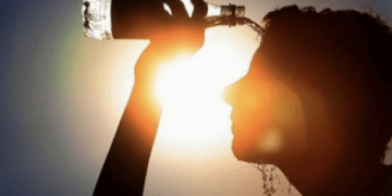 Mjekët tregojnë se çfarë duhet të kemi kujdes në plazh në ditët e nxehta