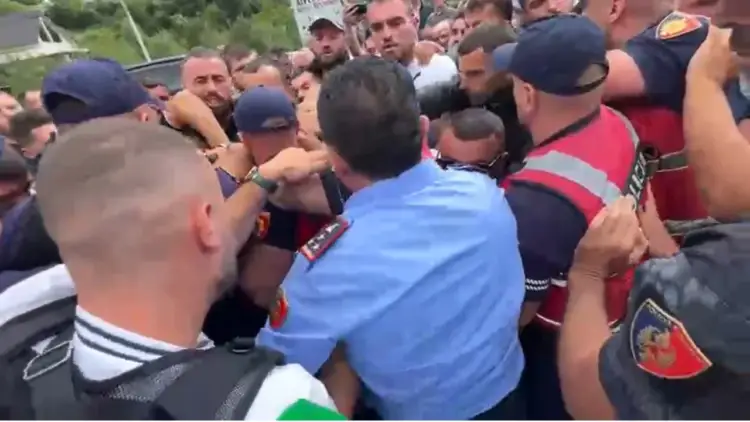 Aksioni për prishjen e ndërtimeve pa leje në Theth, banorët përplasen me policinë