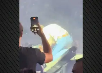 Video/ Post Malone bie nga skena gjatë koncertit