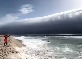 Reja e frikshme në një plazh në Portugali që u bë virale! Çfarë është fenomeni i reve rrotulluese?