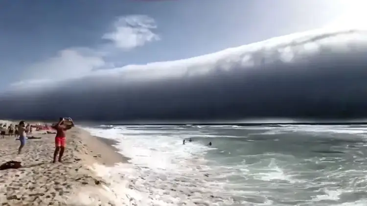 Reja e frikshme në një plazh në Portugali që u bë virale! Çfarë është fenomeni i reve rrotulluese?