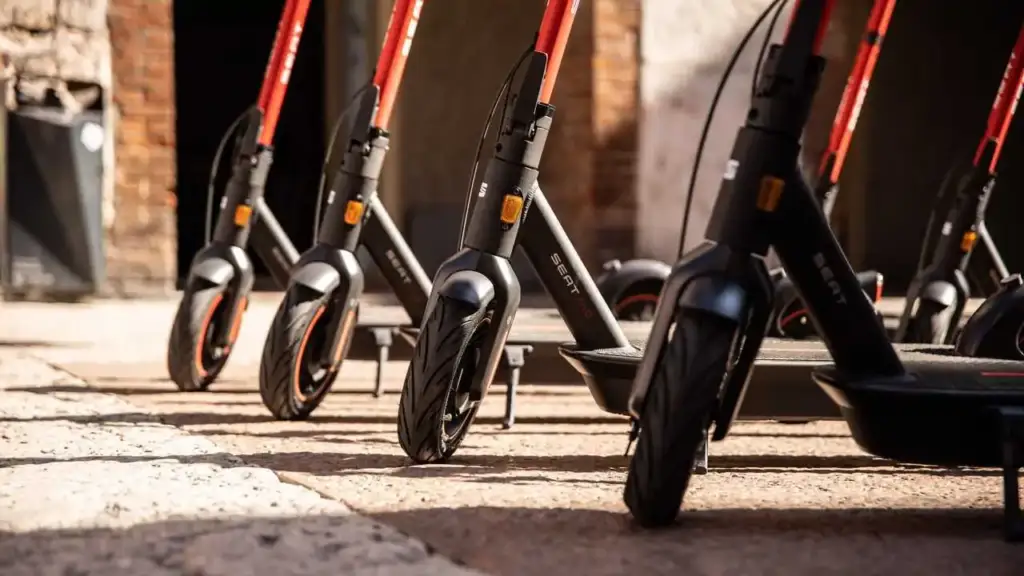 Targa bëhet e detyrueshme për monopatinat elektrike në Itali! Ja rregullat dhe gjobat