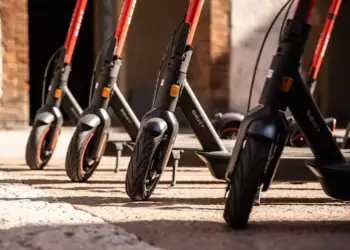 Targa bëhet e detyrueshme për monopatinat elektrike në Itali! Ja rregullat dhe gjobat