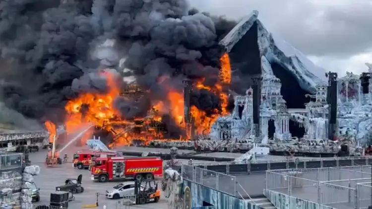 Video/ Skena kryesore e Tomorrowland në Belgjikë përfshihet nga flakët