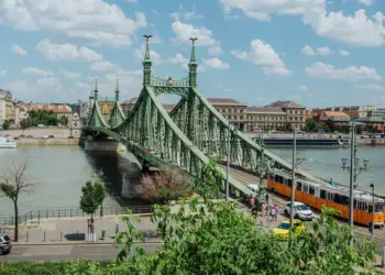 Danubi po thahet: Hungaria përballet me nivele rekord të ulëta uji mes vapës ekstreme