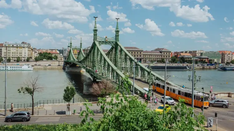 Danubi po thahet: Hungaria përballet me nivele rekord të ulëta uji mes vapës ekstreme