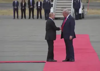 Samiti në Alaskë, Trump dhe Putin shtrëngojnë duart në aeroportin e Anchorage