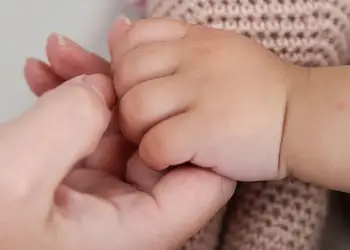 Obeziteti mund të transmetohet nga prindërit-fëmijët. A kanë më shumë rëndësi gjenet e nënës apo babait?