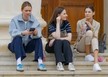 Psikologët shpjegojnë pse disa njerëz nuk e durojnë dot heshtjen në një bisedë