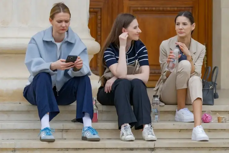 Psikologët shpjegojnë pse disa njerëz nuk e durojnë dot heshtjen në një bisedë