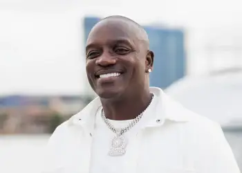 Akon godet rojen e sigurisë gjatë koncertit në Rusi, kritikohet nga fansat për sjelljen arrogante