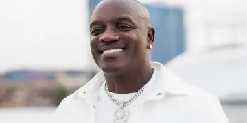 Akon godet rojen e sigurisë gjatë koncertit në Rusi, kritikohet nga fansat për sjelljen arrogante