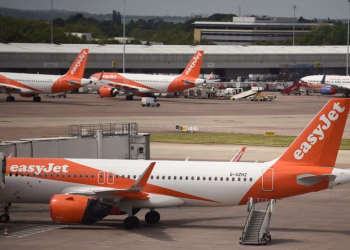 Panik në aeroportin e Mançesterit! Dy avionë përplasin krahët me njëri-tjetrin!