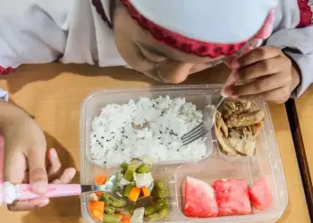 Tragjedi ushqimore në Indonezi: 300 të sëmurë pas një vakti falas në shkollë