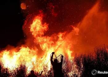 Zjarrfikësit heronj luftojnë me duart bosh/ Nga avionët fantazmë te satelitët pa punë: Shqipëria digjet, qeveria hesht