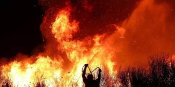 Zjarrfikësit heronj luftojnë me duart bosh/ Nga avionët fantazmë te satelitët pa punë: Shqipëria digjet, qeveria hesht