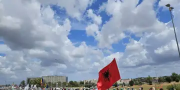 ‘Jubileu 2025’, flamuri shqiptar valvitet në Tor Vergata në Itali