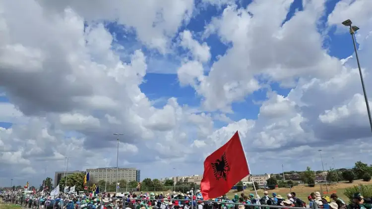 ‘Jubileu 2025’, flamuri shqiptar valvitet në Tor Vergata në Itali