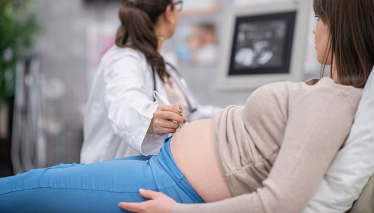 Shtatzënia e parë pas 30 vjeç: rritje alarmante e rrezikut për kancerin e gjirit